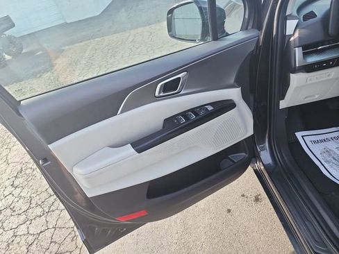 Used 2024 Kia Carnival LX FWD image 17