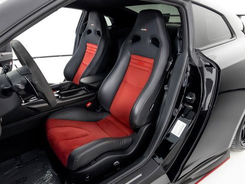 Used 2017 Nissan GT-R NISMO image 10
