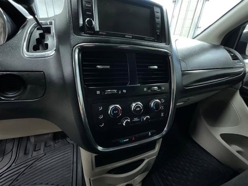 Used 2019 Dodge Grand Caravan SE w/ UConnect Hands-Free Group image 15