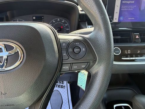 Used 2025 Toyota Corolla LE image 31