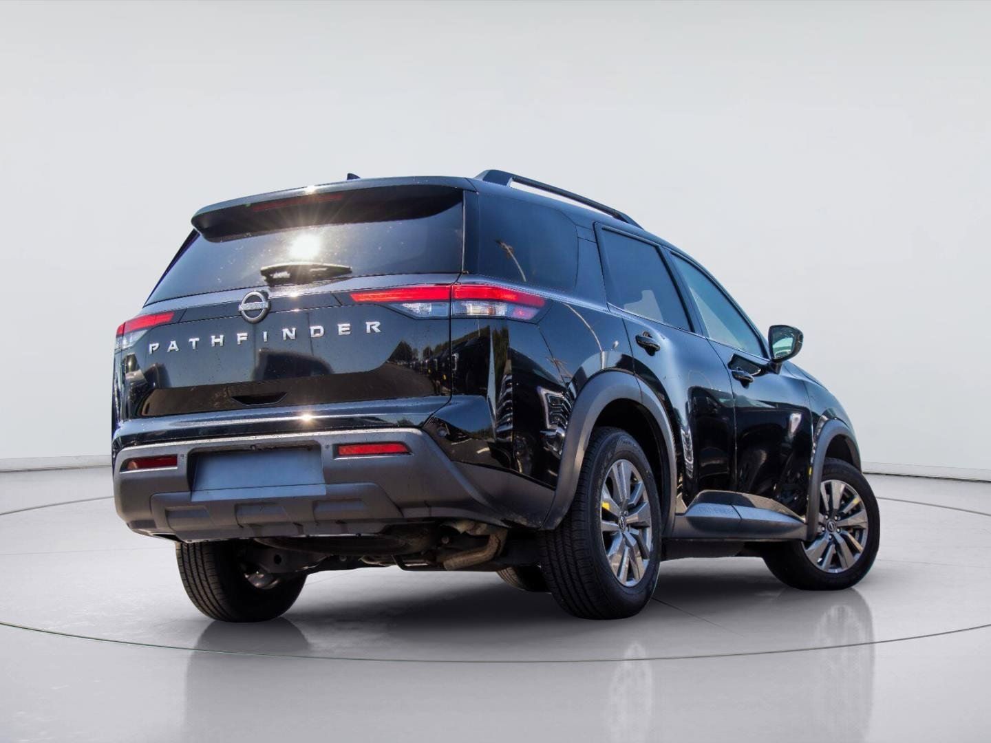 Used 2025 Nissan Pathfinder SV FWD image 4