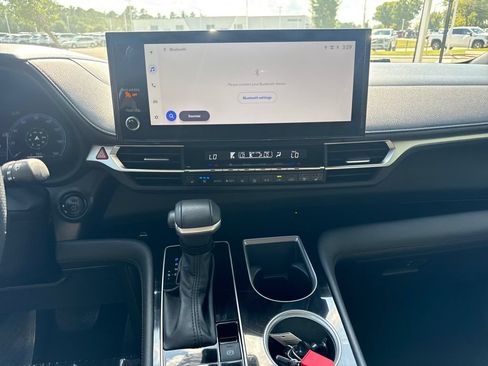 Used 2025 Toyota Sienna Limited FWD image 18