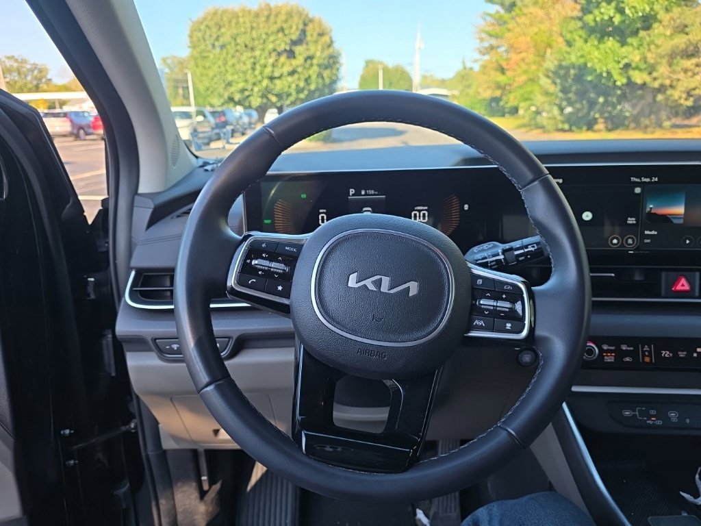 Used 2025 Kia Carnival EX FWD image 16
