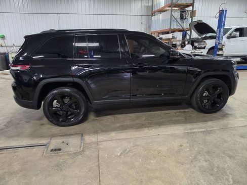 Used 2023 Jeep Grand Cherokee Altitude AWD/4WD image 9