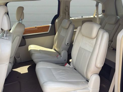 Used 2010 Chrysler Town & Country Limited w/ Trailer Tow Group FWD image 17