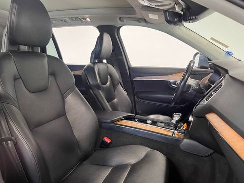 Used 2022 Volvo XC90 T6 Momentum w/ Climate Package image 10