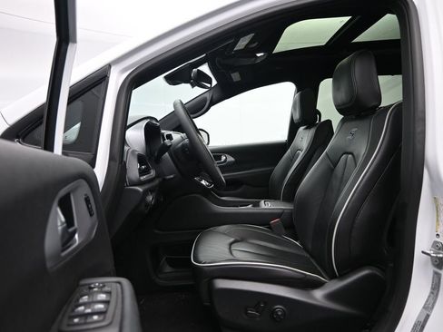 Used 2025 Chrysler Pacifica Limited image 27