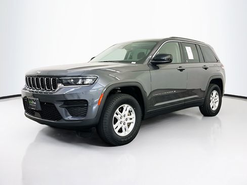 Used 2023 Jeep Grand Cherokee Laredo AWD/4WD image 3