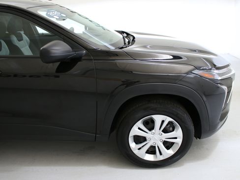 Certified 2025 Chevrolet Trax LS FWD image 11