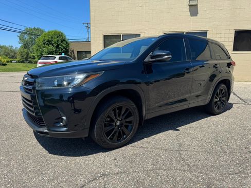 Used 2019 Toyota Highlander SE w/ Nightshade Edition AWD/4WD image 4