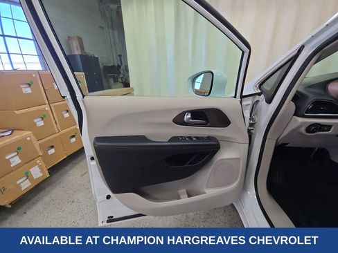 Used 2017 Chrysler Pacifica Touring-L w/ 13 Speaker Alpine Sound Group image 31