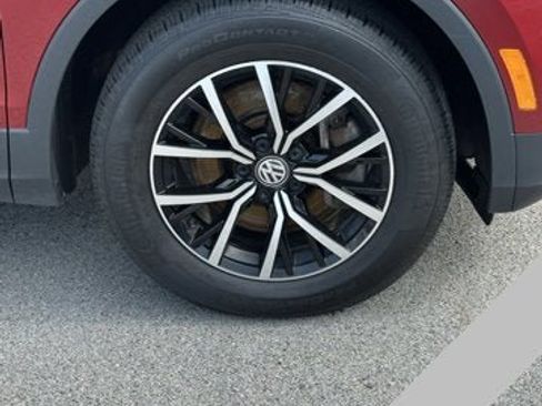 Used 2021 Volkswagen Tiguan SE w/ Panoramic Sunroof Package image 4