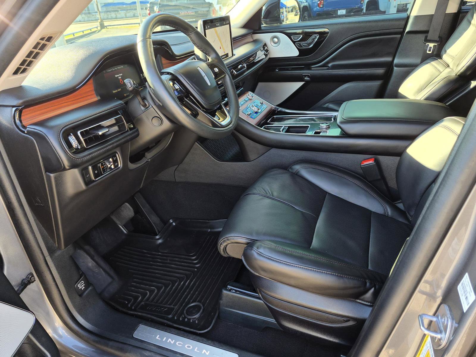 Used 2024 Lincoln Aviator Reserve w/ Equipment Group 201A AWD/4WD image 2