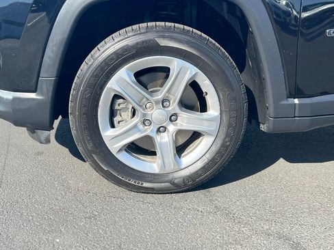 Used 2024 Jeep Compass Latitude w/ Convenience Group AWD/4WD image 6