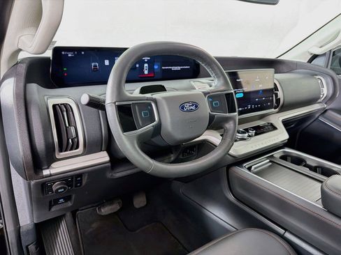 Used 2025 Ford Expedition Active AWD/4WD image 16