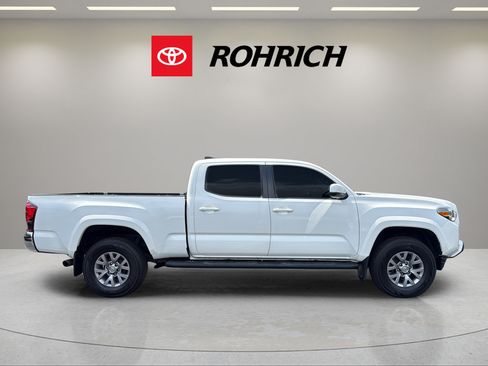 Used 2018 Toyota Tacoma SR5 AWD/4WD image 5