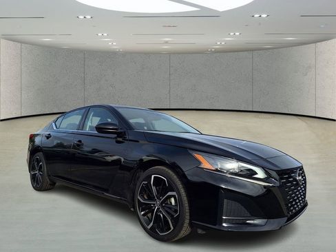 Used 2024 Nissan Altima 2.5 SR w/ SR Premium Package image 6