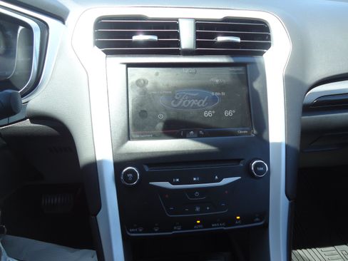 Used 2015 Ford Fusion SE FWD image 14