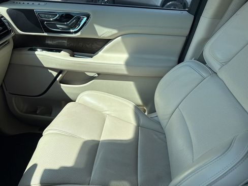 Used 2018 Lincoln Navigator Select image 11