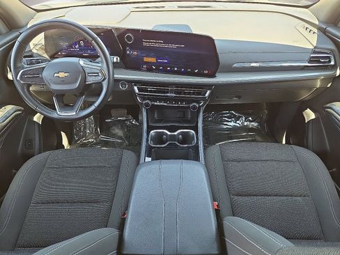 Used 2025 Chevrolet Traverse LT FWD image 17