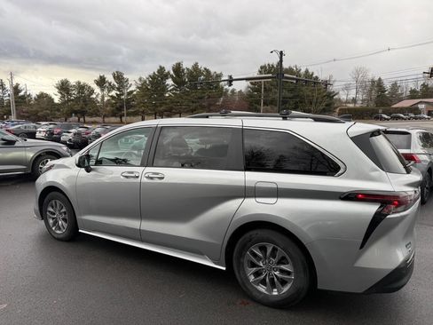 Used 2023 Toyota Sienna LE AWD/4WD image 11
