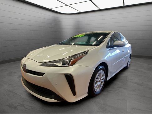 Used 2022 Toyota Prius LE image 1
