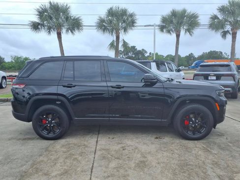 Used 2025 Jeep Grand Cherokee Altitude RWD image 4