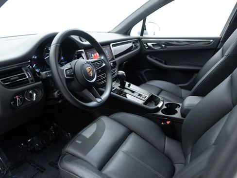 Used 2023 Porsche Macan AWD/4WD image 47