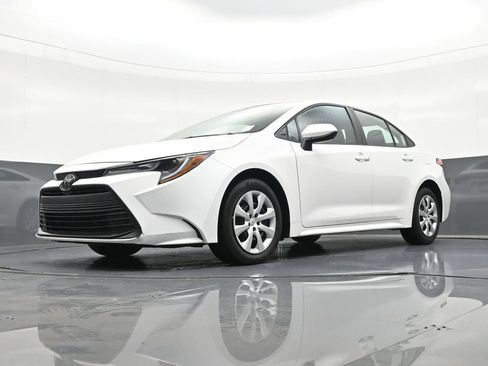 Used 2025 Toyota Corolla LE image 23