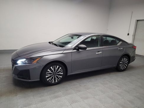 Used 2024 Nissan Altima 2.5 SV FWD image 2
