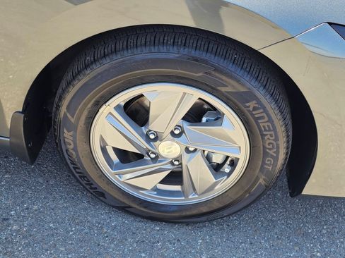 Certified 2025 Hyundai Elantra SE FWD image 10