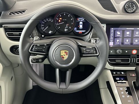 Used 2025 Porsche Macan image 31