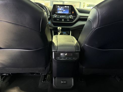 Used 2022 Toyota Highlander XLE AWD/4WD image 28