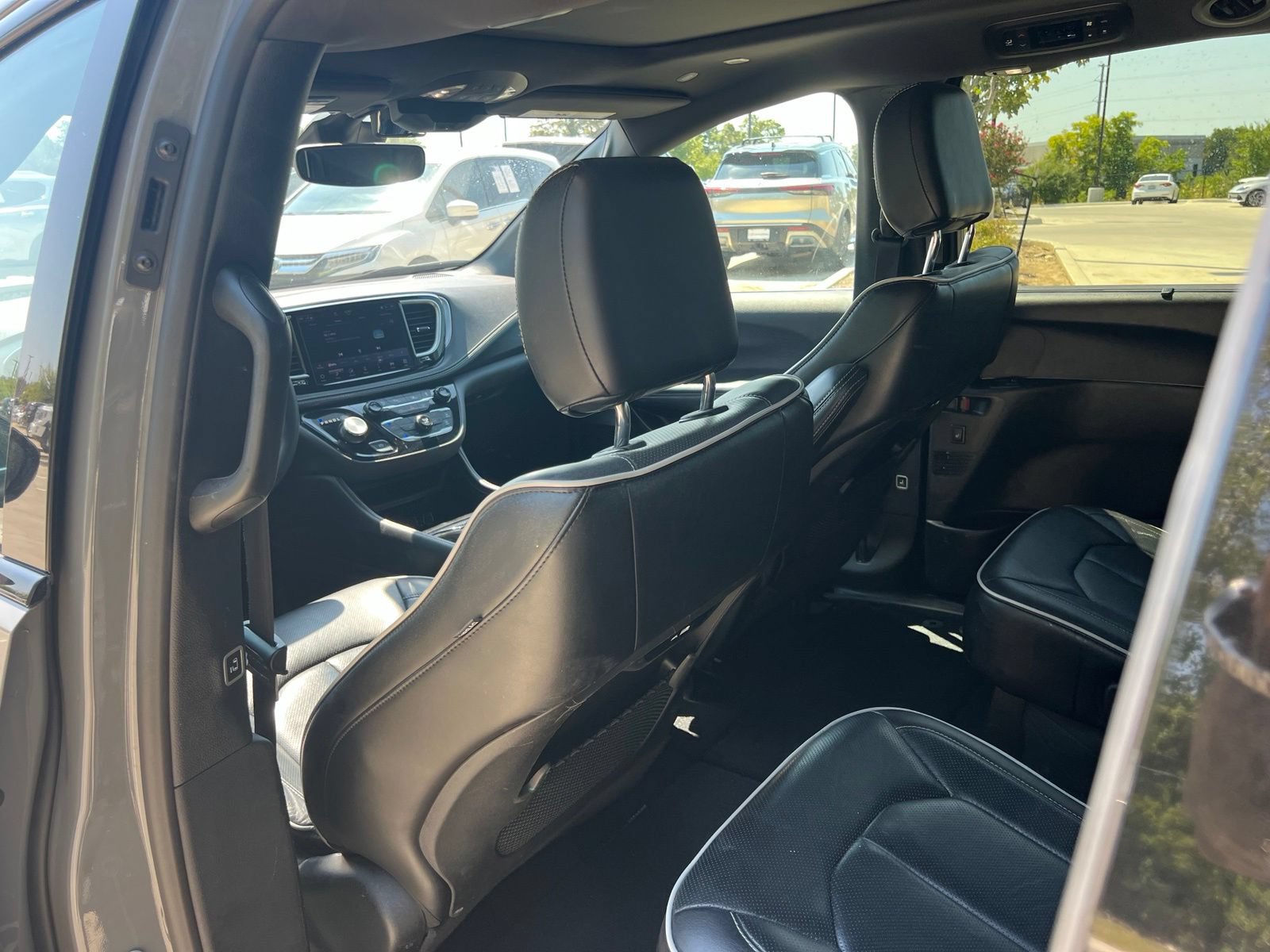 Used 2025 Chrysler Pacifica Limited FWD image 19