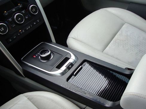 Used 2018 Land Rover Discovery Sport SE image 15