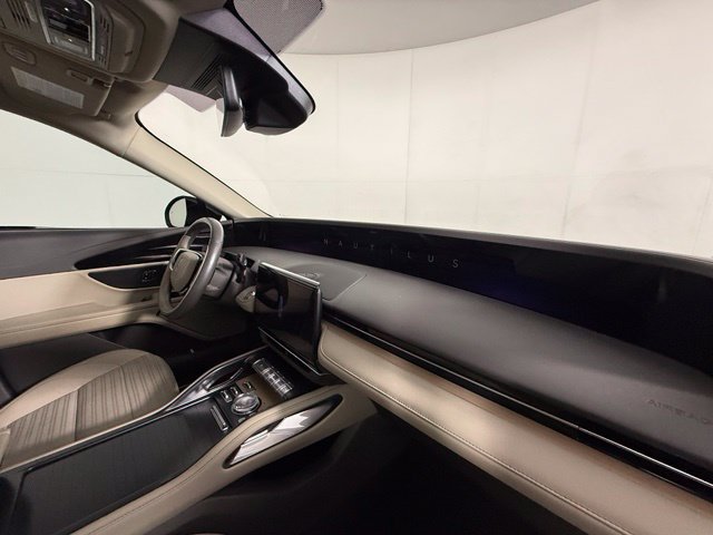 Used 2025 Lincoln Nautilus Reserve AWD/4WD image 33