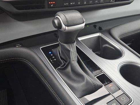 Certified 2025 Toyota Sienna XLE FWD image 18