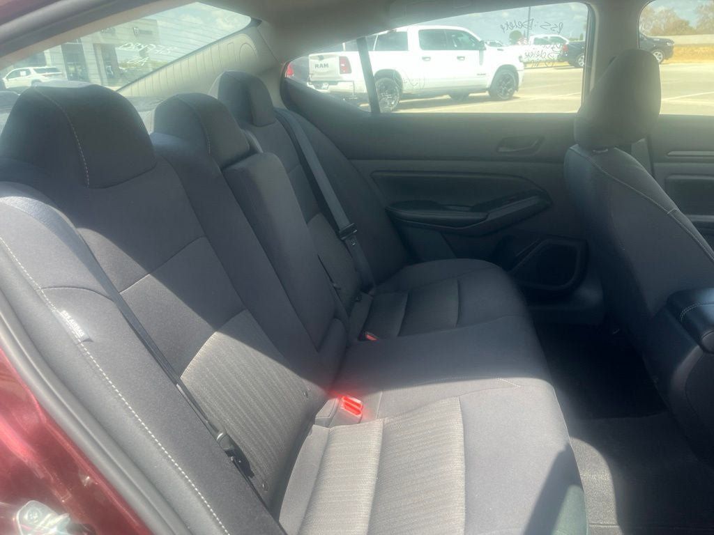 Used 2025 Nissan Altima 2.5 SV FWD image 11