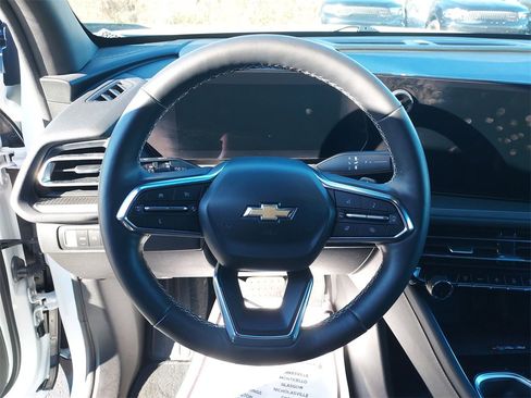 Used 2025 Chevrolet Traverse LT image 20