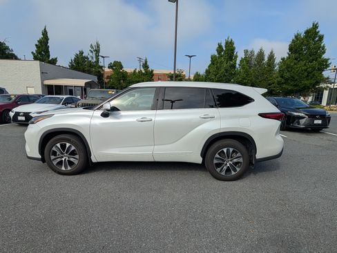 Used 2022 Toyota Highlander XLE AWD/4WD image 6