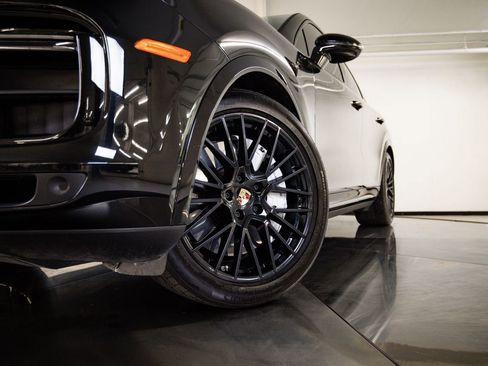 Certified 2023 Porsche Cayenne Turbo AWD/4WD image 12