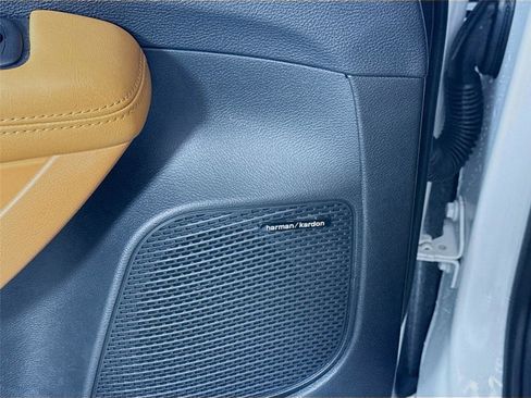 Used 2023 Chrysler Pacifica Pinnacle image 13