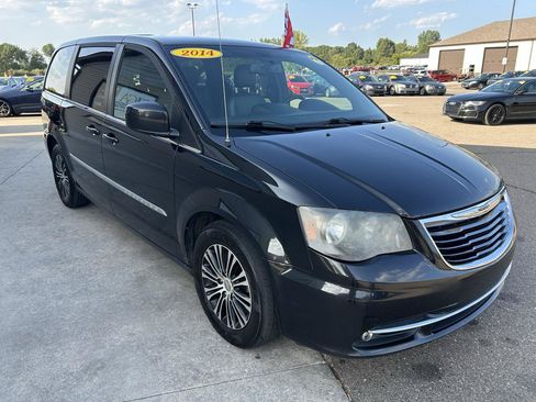 Used 2014 Chrysler Town & Country S FWD image 3