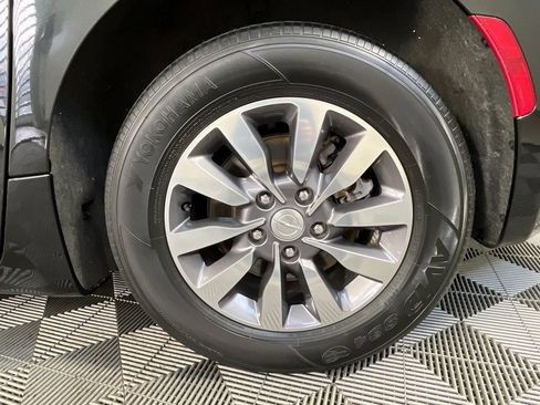 Used 2019 Chrysler Pacifica Touring-L image 17