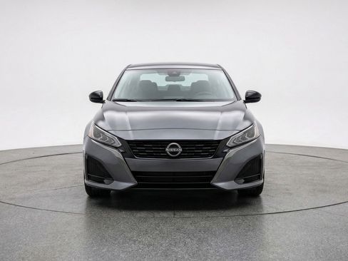 Used 2025 Nissan Altima 2.5 SV FWD image 2