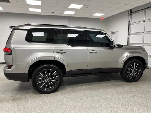 Used 2025 Lexus GX 550 w/ Accessory Package (2T) AWD/4WD image 11