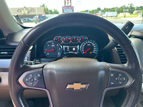 Used 2019 Chevrolet Suburban LT RWD image 15
