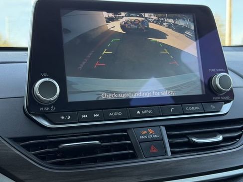 Used 2025 Nissan Altima 2.5 SV FWD image 17
