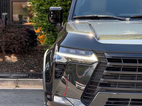 Used 2024 Lexus GX 550 AWD/4WD image 4