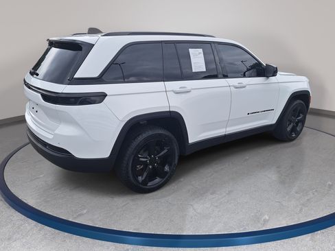 Used 2023 Jeep Grand Cherokee Altitude RWD image 5